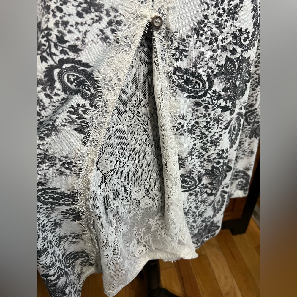 Rewind Black and White Floral Long Sleeve Tunic Top EUC - Picture 5 of 8